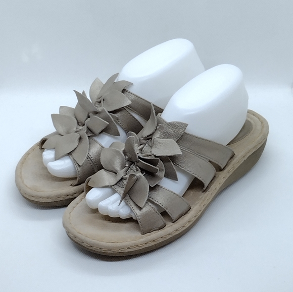 Clarks Women's Sandals in Taupe - Picture 1 of 12